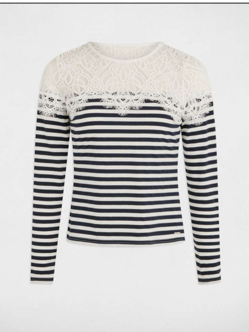 truitje streep met kant dit super leuke truitje is van een lekkere luchtige strech katoen, afgewerkt op de schouders met een speels randje wit kant.Deze aparte combi maakt het truitje sportief casuel chique, heel leuk om te stijlen op een stoere spijkerbroek maar ook op een mooie witte pantalon is het echt een eyecatcher!