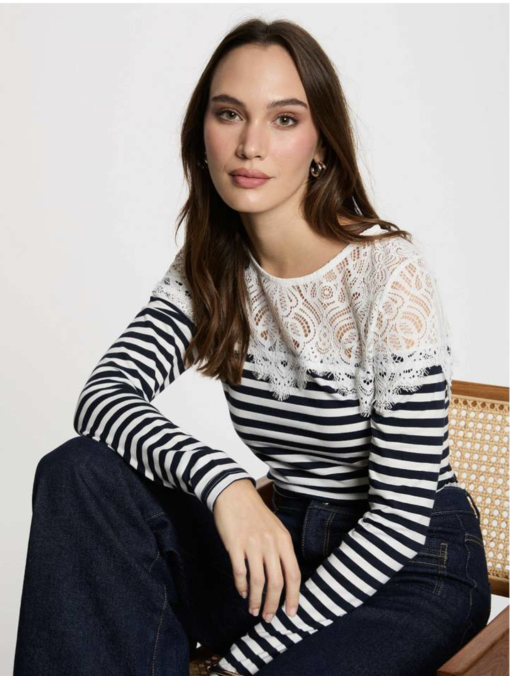 truitje streep met kant dit super leuke truitje is van een lekkere luchtige strech katoen, afgewerkt op de schouders met een speels randje wit kant.Deze aparte combi maakt het truitje sportief casuel chique, heel leuk om te stijlen op een stoere spijkerbroek maar ook op een mooie witte pantalon is het echt een eyecatcher!