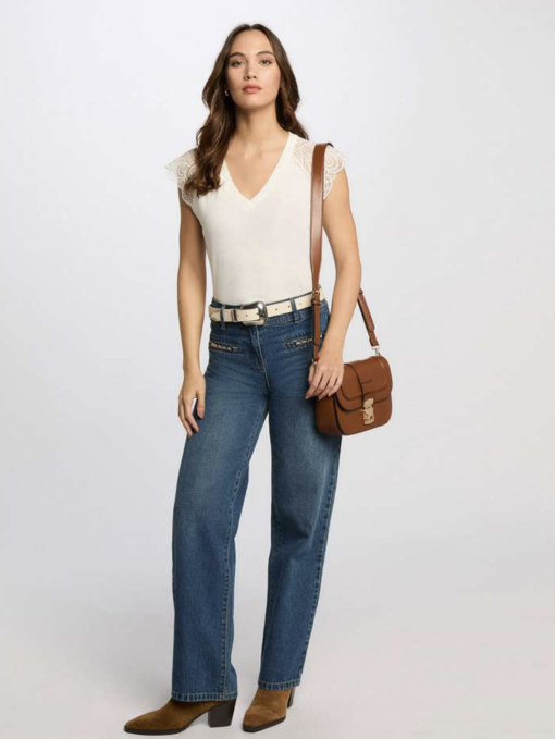 wit tshirt met kant mouw witte kanten top met vlinder mouwtje van de spring collectie Morgan de toi 1. **Kant**: Het gebruik van kant voegt een elegant en vrouwelijk element toe. Zorg ervoor dat de kwaliteit van het kant hoogwaardig is, zodat het zowel comfortabel als duurzaam is. 2. **Vlinder Kapmouwtje**: Dit geeft een speelse en tegelijkertijd verfijnde uitstraling. Het kan ook helpen om de schouders en armen mooi in balans te brengen. 3. **Strakke Pasvorm op de Schouders**: Dit creëert een nette, gestructureerde look die de schouders accentueert en een slanker silhouet bevordert. 4. **Speelse Ruimte vanaf het Middel**: Dit ideaal voor een comfortabele fit en geeft bewegingsvrijheid. Het kan ook zorgen voor een casual uitstraling zonder in te boeten op elegantie.