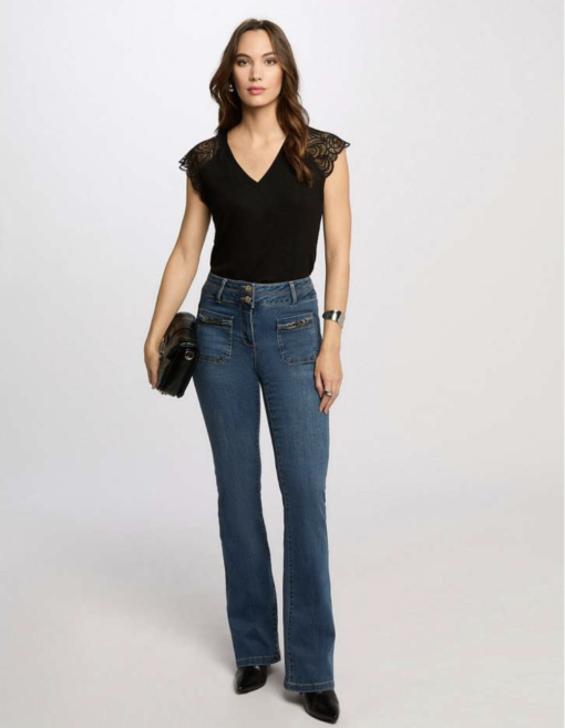 zwart kanten top met vlinder mouwtje van de spring collectie Morgan de toi 1. **Kant**: Het gebruik van kant voegt een elegant en vrouwelijk element toe. Zorg ervoor dat de kwaliteit van het kant hoogwaardig is, zodat het zowel comfortabel als duurzaam is. 2. **Vlinder Kapmouwtje**: Dit geeft een speelse en tegelijkertijd verfijnde uitstraling. Het kan ook helpen om de schouders en armen mooi in balans te brengen. 3. **Strakke Pasvorm op de Schouders**: Dit creëert een nette, gestructureerde look die de schouders accentueert en een slanker silhouet bevordert. 4. **Speelse Ruimte vanaf het Middel**: Dit ideaal voor een comfortabele fit en geeft bewegingsvrijheid. Het kan ook zorgen voor een casual uitstraling zonder in te boeten op elegantie.