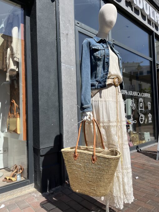 rok ibiza kant zand super leuke rok met verschillende lagen kant heerlijke luchtige katoen kwaliteit. Mooie lange lengte, met een dun elastiek in de taille waardoor deze rok one size gaat van maat 34 tot 44 heel elastisch oprekbaar...leuke details in het kant zeer goede kwalteit afgewerkt met gouden klosjes