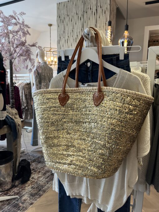 rieten strandtas boho goud 39.95 Super gave rieten strandtas met dichte rietrand en gouden pailletten. Onze Westmoodz collectie rieten strandtassen zijn handmade gevlochten tassen… de pailletten zijn er stuk voor stuk opgenaaid waardoor ze stevig vast zitten op het riet. De rieten strandtas is afgewerkt met extra lange leren hengsels, zodat deze makkelijk op de schouders kan worden gedragen. De hengsels zitten vast aan de tas met metalen spikes, waardoor het geen probleem is om lekker veel spullen/gewicht mee te nemen. Dat maakt de tas heel handig en leuk als shopper…maar helemaal geweldig voor een dagje on the beach! De strandtas heeft een afsluitbare binnenvoering met tunnelkoord. Onze rieten strandtassen worden hand gemaakt in Marrakech. Het strandtas op de foto is model boho Model boho heeft een dicht gevlochten rietrand Boho BIG size 40cm hoog – 50cm breed