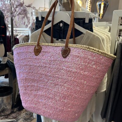 rieten strandtas boho roze 39,95 Super gave rieten strandtas met dichte rietrand en roze pailletten. Onze Westmoodz collectie rieten strandtassen zijn handmade gevlochten tassen… de pailletten zijn er stuk voor stuk opgenaaid waardoor ze stevig vast zitten op het riet. De rieten strandtas is afgewerkt met extra lange leren hengsels, zodat deze makkelijk op de schouders kan worden gedragen. De hengsels zitten vast aan de tas met metalen spikes, waardoor het geen probleem is om lekker veel spullen/gewicht mee te nemen. Dat maakt de tas heel handig en leuk als shopper…maar helemaal geweldig voor een dagje on the beach! De strandtas heeft een afsluitbare binnenvoering met tunnelkoord. Onze rieten strandtassen worden hand gemaakt in Marrakech. Het strandtas op de foto is model boho Model boho heeft een dicht gevlochten rietrand Boho BIG size 40cm hoog – 50cm breed