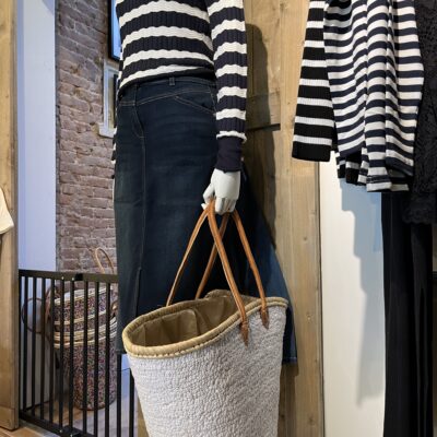 tas riet wit 39,95 xxl  Super gave rieten strandtas model boho Westmoodz collectie rieten strandtassen zijn hand-made gevlochten tassen van palmblad… de pailletten in allemaal vrolijke kleurtjes zijn er stuk voor stuk opgenaaid waardoor ze vast zitten aan het riet. De rieten strandtas is afgewerkt met extra lange hengsels, zodat deze makkelijk op de schouders kan worden gedragen. De hengsels zitten stevig aan de tas vast genaaid, waardoor het geen probleem is om lekker veel spullen/gewicht mee te nemen. Dat maakt ze heel handig en leuk als shopper…maar helemaal geweldig voor een dagje on the beach! De strandtas heeft een afsluitbare binnenvoering met tunnelkoord. Het strandtas op de foto is model boho Model boho heeft een open gevlochten rietrand Boho big size 55cm hoog – 65cm breed