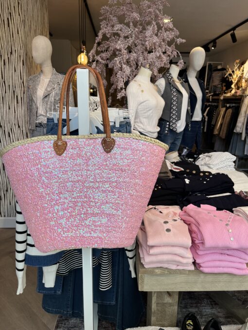 rieten strandtas boho roze 39,95 Super gave rieten strandtas met dichte rietrand en roze pailletten. Onze Westmoodz collectie rieten strandtassen zijn handmade gevlochten tassen… de pailletten zijn er stuk voor stuk opgenaaid waardoor ze stevig vast zitten op het riet. De rieten strandtas is afgewerkt met extra lange leren hengsels, zodat deze makkelijk op de schouders kan worden gedragen. De hengsels zitten vast aan de tas met metalen spikes, waardoor het geen probleem is om lekker veel spullen/gewicht mee te nemen. Dat maakt de tas heel handig en leuk als shopper…maar helemaal geweldig voor een dagje on the beach! De strandtas heeft een afsluitbare binnenvoering met tunnelkoord. Onze rieten strandtassen worden hand gemaakt in Marrakech. Het strandtas op de foto is model boho Model boho heeft een dicht gevlochten rietrand Boho BIG size 40cm hoog – 50cm breed