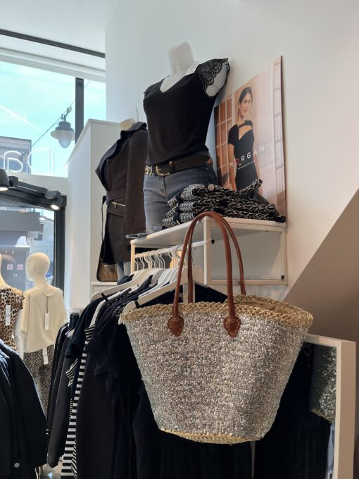 rieten strandtas ibiza zilver 39,95 Super gave strandtas riet met zilveren pailletten Onze Westmoodz collectie rieten strandtassen zijn handmade gevlochten tassen… de pailletten zijn er stuk voor stuk opgenaaid waardoor ze stevig vast zitten op het riet. De rieten strandtas is afgewerkt met extra lange hengsels, zodat deze makkelijk op de schouders kan worden gedragen. De hengsels zitten vast aan de tas met metalen spikes, waardoor het geen probleem is om lekker veel spullen/gewicht mee te nemen. Dat maakt ze heel handig en leuk als shopper…maar helemaal geweldig voor een dagje on the beach! De strandtas heeft een afsluitbare binnenvoering met tunnelkoord. Onze rieten strandtassen worden hand gemaakt in Marrakech. Het strandtas op de foto is model ibiza Model ibiza heeft een open gevlochten rietrand Boho BIG size 35cm hoog – 45cm breed