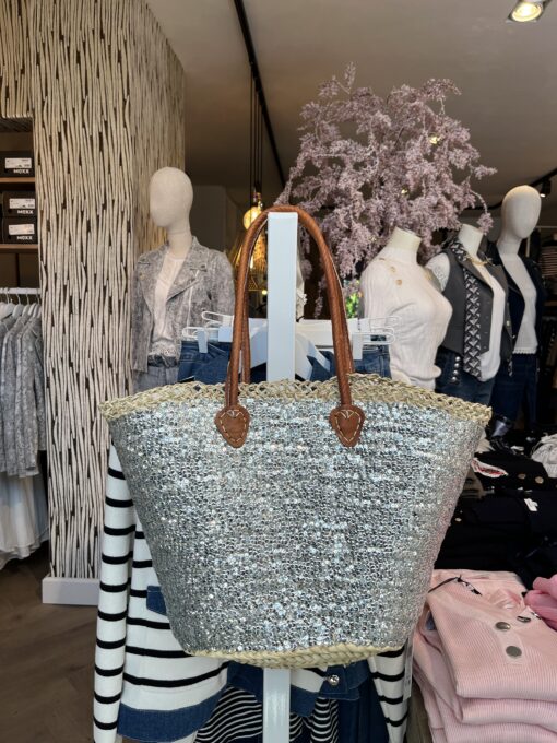 rieten strandtas ibiza zilver 39,95 Super gave strandtas riet met zilveren pailletten Onze Westmoodz collectie rieten strandtassen zijn handmade gevlochten tassen… de pailletten zijn er stuk voor stuk opgenaaid waardoor ze stevig vast zitten op het riet. De rieten strandtas is afgewerkt met extra lange hengsels, zodat deze makkelijk op de schouders kan worden gedragen. De hengsels zitten vast aan de tas met metalen spikes, waardoor het geen probleem is om lekker veel spullen/gewicht mee te nemen. Dat maakt ze heel handig en leuk als shopper…maar helemaal geweldig voor een dagje on the beach! De strandtas heeft een afsluitbare binnenvoering met tunnelkoord. Onze rieten strandtassen worden hand gemaakt in Marrakech. Het strandtas op de foto is model ibiza Model ibiza heeft een open gevlochten rietrand Boho BIG size 35cm hoog – 45cm breed