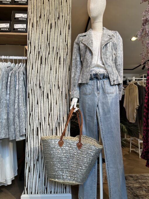 rieten strandtas ibiza zilver 39,95 Super gave strandtas riet met zilveren pailletten Onze Westmoodz collectie rieten strandtassen zijn handmade gevlochten tassen… de pailletten zijn er stuk voor stuk opgenaaid waardoor ze stevig vast zitten op het riet. De rieten strandtas is afgewerkt met extra lange hengsels, zodat deze makkelijk op de schouders kan worden gedragen. De hengsels zitten vast aan de tas met metalen spikes, waardoor het geen probleem is om lekker veel spullen/gewicht mee te nemen. Dat maakt ze heel handig en leuk als shopper…maar helemaal geweldig voor een dagje on the beach! De strandtas heeft een afsluitbare binnenvoering met tunnelkoord. Onze rieten strandtassen worden hand gemaakt in Marrakech. Het strandtas op de foto is model ibiza Model ibiza heeft een open gevlochten rietrand Boho BIG size 35cm hoog – 45cm breed