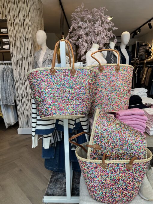 tas riet mix kleurtjes xxl Super gave rieten strandtas multi model boho Onze Westmoodz collectie rieten strandtassen zijn handmade gevlochten tassen… de pailletten zijn er stuk voor stuk opgenaaid waardoor ze stevig vast zitten op het riet. De rieten strandtas is afgewerkt met extra lange hengsels, zodat deze makkelijk op de schouders kan worden gedragen. De hengsels zitten vast aan de tas met metalen spikes, waardoor het geen probleem is om lekker veel spullen/gewicht mee te nemen. Dat maakt ze heel handig en leuk als shopper…maar helemaal geweldig voor een dagje on the beach! De strandtas heeft een afsluitbare binnenvoering met tunnelkoord. Onze rieten strandtassen worden hand gemaakt in Marrakech. Het strandtas op de foto is model boho Model boho heeft een open gevlochten rietrand Boho big size 55cm hoog – 65cm breed