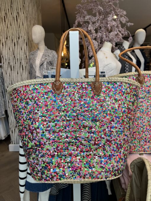 tas riet mix kleurtjes xxl Super gave rieten strandtas multi model boho Onze Westmoodz collectie rieten strandtassen zijn handmade gevlochten tassen… de pailletten zijn er stuk voor stuk opgenaaid waardoor ze stevig vast zitten op het riet. De rieten strandtas is afgewerkt met extra lange hengsels, zodat deze makkelijk op de schouders kan worden gedragen. De hengsels zitten vast aan de tas met metalen spikes, waardoor het geen probleem is om lekker veel spullen/gewicht mee te nemen. Dat maakt ze heel handig en leuk als shopper…maar helemaal geweldig voor een dagje on the beach! De strandtas heeft een afsluitbare binnenvoering met tunnelkoord. Onze rieten strandtassen worden hand gemaakt in Marrakech. Het strandtas op de foto is model boho Model boho heeft een open gevlochten rietrand Boho big size 55cm hoog – 65cm breed