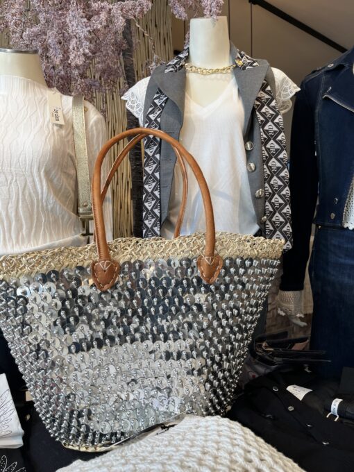 rieten strandtas zilver grote pailletten 39.95 Super gave rieten strandtas met grote zilveren pailletten. Onze Westmoodz collectie rieten strandtassen zijn handmade gevlochten tassen… de pailletten zijn er stuk voor stuk opgenaaid waardoor ze stevig vast zitten op het riet. De rieten strandtas is afgewerkt met extra lange hengsels, zodat deze makkelijk op de schouders kan worden gedragen. De hengsels zitten vast aan de tas met metalen spikes, waardoor het geen probleem is om lekker veel spullen/gewicht mee te nemen. Dat maakt ze heel handig en leuk als shopper…maar helemaal geweldig voor een dagje on the beach! De strandtas heeft een afsluitbare binnenvoering met tunnelkoord. Onze rieten strandtassen worden hand gemaakt in Marrakech. Het strandtas op de foto is model ibiza Model ibiza heeft een open gevlochten rietrand Ibiza BIG size 35cm hoog – 45cm breed