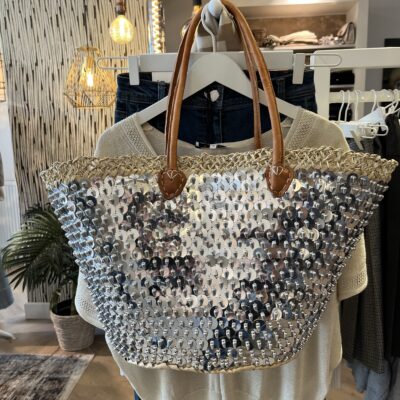 rieten strandtas zilver grote pailletten 39.95 Super gave rieten strandtas met grote zilveren pailletten. Onze Westmoodz collectie rieten strandtassen zijn handmade gevlochten tassen… de pailletten zijn er stuk voor stuk opgenaaid waardoor ze stevig vast zitten op het riet. De rieten strandtas is afgewerkt met extra lange hengsels, zodat deze makkelijk op de schouders kan worden gedragen. De hengsels zitten vast aan de tas met metalen spikes, waardoor het geen probleem is om lekker veel spullen/gewicht mee te nemen. Dat maakt ze heel handig en leuk als shopper…maar helemaal geweldig voor een dagje on the beach! De strandtas heeft een afsluitbare binnenvoering met tunnelkoord. Onze rieten strandtassen worden hand gemaakt in Marrakech. Het strandtas op de foto is model ibiza Model ibiza heeft een open gevlochten rietrand Ibiza BIG size 35cm hoog – 45cm breed
