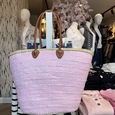strandtas riet pink Super gave rieten strandtas model boho Onze Westmoodz collectie rieten strandtassen zijn handmade gevlochten tassen… de pailletten zijn er stuk voor stuk opgenaaid waardoor ze stevig vast zitten op het riet. De rieten strandtas is afgewerkt met extra lange hengsels, zodat deze makkelijk op de schouders kan worden gedragen. De hengsels zitten vast aan de tas met metalen spikes, waardoor het geen probleem is om lekker veel spullen/gewicht mee te nemen. Dat maakt ze heel handig en leuk als shopper…maar helemaal geweldig voor een dagje on the beach! De strandtas heeft een afsluitbare binnenvoering met tunnelkoord. Onze rieten strandtassen worden hand gemaakt in Marrakech. Het strandtas op de foto is model boho Model boho heeft een open gevlochten rietrand Boho big size 55cm hoog – 65cm breed