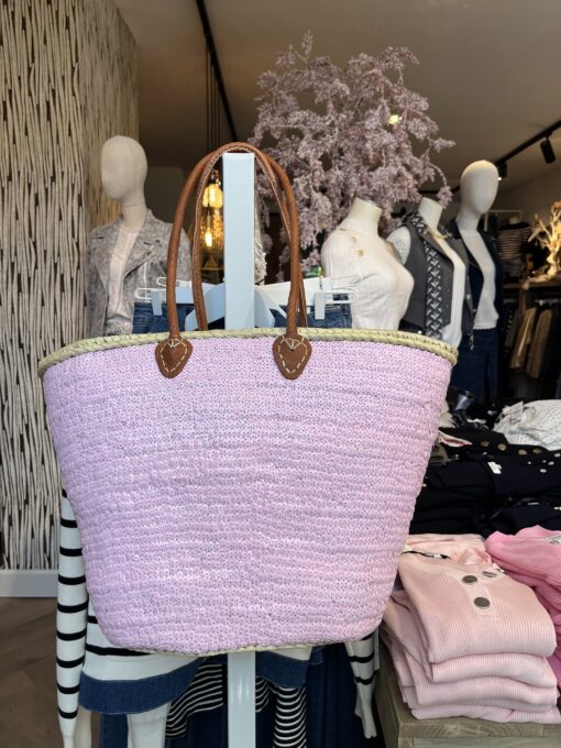 strandtas riet pink Super gave rieten strandtas model boho Onze Westmoodz collectie rieten strandtassen zijn handmade gevlochten tassen… de pailletten zijn er stuk voor stuk opgenaaid waardoor ze stevig vast zitten op het riet. De rieten strandtas is afgewerkt met extra lange hengsels, zodat deze makkelijk op de schouders kan worden gedragen. De hengsels zitten vast aan de tas met metalen spikes, waardoor het geen probleem is om lekker veel spullen/gewicht mee te nemen. Dat maakt ze heel handig en leuk als shopper…maar helemaal geweldig voor een dagje on the beach! De strandtas heeft een afsluitbare binnenvoering met tunnelkoord. Onze rieten strandtassen worden hand gemaakt in Marrakech. Het strandtas op de foto is model boho Model boho heeft een open gevlochten rietrand Boho big size 55cm hoog – 65cm breed