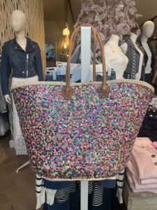 tas riet 39,95 Super gave rieten strandtas model boho Westmoodz collectie rieten strandtassen zijn hand-made gevlochten tassen van palmblad… de pailletten in allemaal vrolijke kleurtjes zijn er stuk voor stuk opgenaaid waardoor ze vast zitten aan het riet. De rieten strandtas is afgewerkt met extra lange hengsels, zodat deze makkelijk op de schouders kan worden gedragen. De hengsels zitten stevig aan de tas vast genaaid, waardoor het geen probleem is om lekker veel spullen/gewicht mee te nemen. Dat maakt ze heel handig en leuk als shopper…maar helemaal geweldig voor een dagje on the beach! De strandtas heeft een afsluitbare binnenvoering met tunnelkoord. Het strandtas op de foto is model boho Model boho heeft een open gevlochten rietrand Boho big size 55cm hoog – 65cm breed