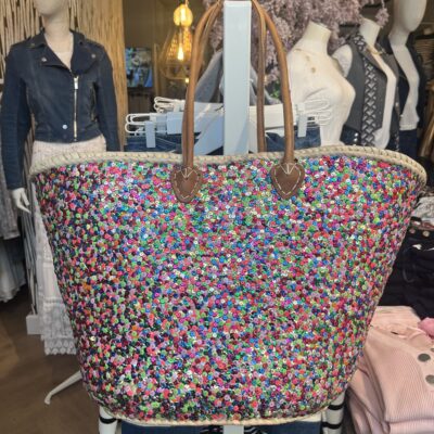 tas riet 39,95 Super gave rieten strandtas model boho Westmoodz collectie rieten strandtassen zijn hand-made gevlochten tassen van palmblad… de pailletten in allemaal vrolijke kleurtjes zijn er stuk voor stuk opgenaaid waardoor ze vast zitten aan het riet. De rieten strandtas is afgewerkt met extra lange hengsels, zodat deze makkelijk op de schouders kan worden gedragen. De hengsels zitten stevig aan de tas vast genaaid, waardoor het geen probleem is om lekker veel spullen/gewicht mee te nemen. Dat maakt ze heel handig en leuk als shopper…maar helemaal geweldig voor een dagje on the beach! De strandtas heeft een afsluitbare binnenvoering met tunnelkoord. Het strandtas op de foto is model boho Model boho heeft een open gevlochten rietrand Boho big size 55cm hoog – 65cm breed