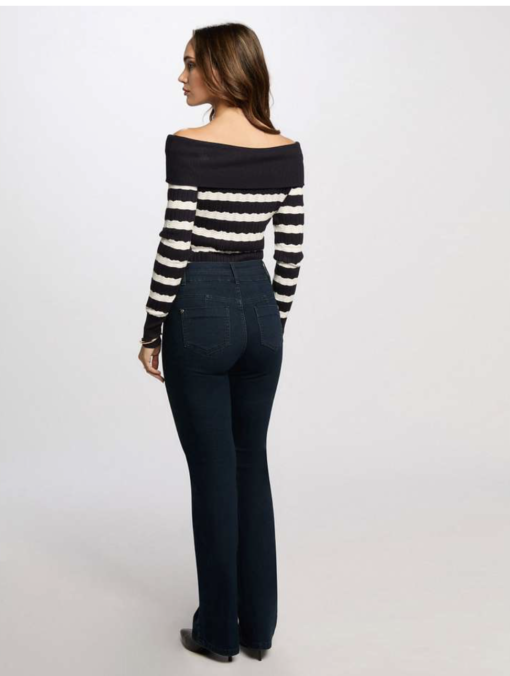 trui boothals streep dit leuke gebreide truitje van een wat dikkere kwaliteit is heeft een leuke speelse boothals en kan ook off shoulder gedragen worden.Het model zit mooi strak aan en blijf daar door prima op zijn plaats....een leuk tussen truitje voor als de zon schijnt maar het nog steeds een beetje fris is.