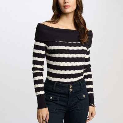 trui boothals streep dit leuke gebreide truitje van een wat dikkere kwaliteit is heeft een leuke speelse boothals en kan ook off shoulder gedragen worden.Het model zit mooi strak aan en blijf daar door prima op zijn plaats....een leuk tussen truitje voor als de zon schijnt maar het nog steeds een beetje fris is.