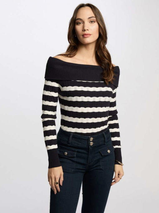 trui boothals streep dit leuke gebreide truitje van een wat dikkere kwaliteit is heeft een leuke speelse boothals en kan ook off shoulder gedragen worden.Het model zit mooi strak aan en blijf daar door prima op zijn plaats....een leuk tussen truitje voor als de zon schijnt maar het nog steeds een beetje fris is.
