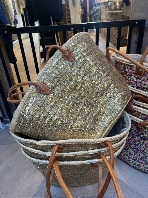 tas riet goud 39,95 Super gave rieten strandtas model boho Westmoodz collectie rieten strandtassen zijn hand-made gevlochten tassen van palmblad… de pailletten in allemaal vrolijke kleurtjes zijn er stuk voor stuk opgenaaid waardoor ze vast zitten aan het riet. De rieten strandtas is afgewerkt met extra lange hengsels, zodat deze makkelijk op de schouders kan worden gedragen. De hengsels zitten stevig aan de tas vast genaaid, waardoor het geen probleem is om lekker veel spullen/gewicht mee te nemen. Dat maakt ze heel handig en leuk als shopper…maar helemaal geweldig voor een dagje on the beach! De strandtas heeft een afsluitbare binnenvoering met tunnelkoord. Het strandtas op de foto is model boho Model boho heeft een open gevlochten rietrand Boho big size 55cm hoog – 65cm breed