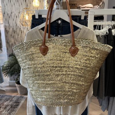 tas riet goud 39,95 Super gave rieten strandtas model boho Westmoodz collectie rieten strandtassen zijn hand-made gevlochten tassen van palmblad… de pailletten in allemaal vrolijke kleurtjes zijn er stuk voor stuk opgenaaid waardoor ze vast zitten aan het riet. De rieten strandtas is afgewerkt met extra lange hengsels, zodat deze makkelijk op de schouders kan worden gedragen. De hengsels zitten stevig aan de tas vast genaaid, waardoor het geen probleem is om lekker veel spullen/gewicht mee te nemen. Dat maakt ze heel handig en leuk als shopper…maar helemaal geweldig voor een dagje on the beach! De strandtas heeft een afsluitbare binnenvoering met tunnelkoord. Het strandtas op de foto is model boho Model boho heeft een open gevlochten rietrand Boho big size 55cm hoog – 65cm breed