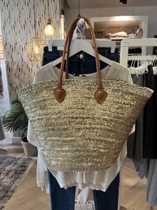 tas riet goud 39,95 Super gave rieten strandtas model boho Westmoodz collectie rieten strandtassen zijn hand-made gevlochten tassen van palmblad… de pailletten in allemaal vrolijke kleurtjes zijn er stuk voor stuk opgenaaid waardoor ze vast zitten aan het riet. De rieten strandtas is afgewerkt met extra lange hengsels, zodat deze makkelijk op de schouders kan worden gedragen. De hengsels zitten stevig aan de tas vast genaaid, waardoor het geen probleem is om lekker veel spullen/gewicht mee te nemen. Dat maakt ze heel handig en leuk als shopper…maar helemaal geweldig voor een dagje on the beach! De strandtas heeft een afsluitbare binnenvoering met tunnelkoord. Het strandtas op de foto is model boho Model boho heeft een open gevlochten rietrand Boho big size 55cm hoog – 65cm breed