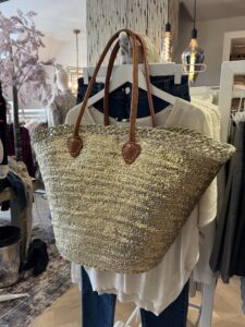 tas riet goud 39,95 Super gave rieten strandtas model boho Westmoodz collectie rieten strandtassen zijn hand-made gevlochten tassen van palmblad… de pailletten in allemaal vrolijke kleurtjes zijn er stuk voor stuk opgenaaid waardoor ze vast zitten aan het riet. De rieten strandtas is afgewerkt met extra lange hengsels, zodat deze makkelijk op de schouders kan worden gedragen. De hengsels zitten stevig aan de tas vast genaaid, waardoor het geen probleem is om lekker veel spullen/gewicht mee te nemen. Dat maakt ze heel handig en leuk als shopper…maar helemaal geweldig voor een dagje on the beach! De strandtas heeft een afsluitbare binnenvoering met tunnelkoord. Het strandtas op de foto is model boho Model boho heeft een open gevlochten rietrand Boho big size 55cm hoog – 65cm breed