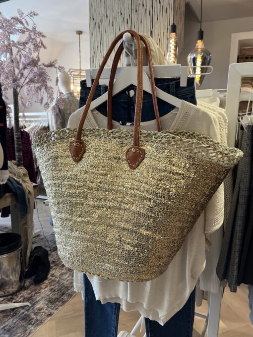 tas riet goud 39,95 Super gave rieten strandtas model boho Westmoodz collectie rieten strandtassen zijn hand-made gevlochten tassen van palmblad… de pailletten in allemaal vrolijke kleurtjes zijn er stuk voor stuk opgenaaid waardoor ze vast zitten aan het riet. De rieten strandtas is afgewerkt met extra lange hengsels, zodat deze makkelijk op de schouders kan worden gedragen. De hengsels zitten stevig aan de tas vast genaaid, waardoor het geen probleem is om lekker veel spullen/gewicht mee te nemen. Dat maakt ze heel handig en leuk als shopper…maar helemaal geweldig voor een dagje on the beach! De strandtas heeft een afsluitbare binnenvoering met tunnelkoord. Het strandtas op de foto is model boho Model boho heeft een open gevlochten rietrand Boho big size 55cm hoog – 65cm breed