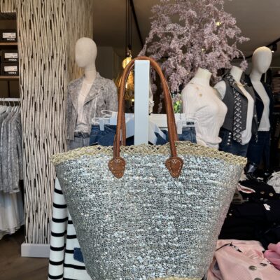 riet zilver 39,95 Super gave rieten strandtas model boho Westmoodz collectie rieten strandtassen zijn hand-made gevlochten tassen van palmblad… de pailletten in allemaal vrolijke kleurtjes zijn er stuk voor stuk opgenaaid waardoor ze vast zitten aan het riet. De rieten strandtas is afgewerkt met extra lange hengsels, zodat deze makkelijk op de schouders kan worden gedragen. De hengsels zitten stevig aan de tas vast genaaid, waardoor het geen probleem is om lekker veel spullen/gewicht mee te nemen. Dat maakt ze heel handig en leuk als shopper…maar helemaal geweldig voor een dagje on the beach! De strandtas heeft een afsluitbare binnenvoering met tunnelkoord. Het strandtas op de foto is model boho Model boho heeft een open gevlochten rietrand Boho big size 55cm hoog – 65cm breed