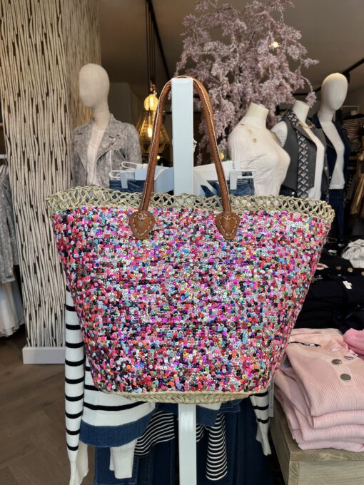 riet multi 39,95 Super gave rieten strandtas model boho Westmoodz collectie rieten strandtassen zijn hand-made gevlochten tassen van palmblad… de pailletten in allemaal vrolijke kleurtjes zijn er stuk voor stuk opgenaaid waardoor ze vast zitten aan het riet. De rieten strandtas is afgewerkt met extra lange hengsels, zodat deze makkelijk op de schouders kan worden gedragen. De hengsels zitten stevig aan de tas vast genaaid, waardoor het geen probleem is om lekker veel spullen/gewicht mee te nemen. Dat maakt ze heel handig en leuk als shopper…maar helemaal geweldig voor een dagje on the beach! De strandtas heeft een afsluitbare binnenvoering met tunnelkoord. Het strandtas op de foto is model boho Model boho heeft een open gevlochten rietrand Boho big size 55cm hoog – 65cm breed
