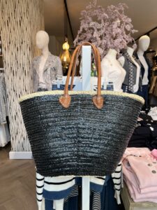 beach bag riet zwart Super gave rieten strandtas model boho Westmoodz collectie rieten strandtassen zijn hand-made gevlochten tassen van palmblad… de pailletten in allemaal vrolijke kleurtjes zijn er stuk voor stuk opgenaaid waardoor ze vast zitten aan het riet. De rieten strandtas is afgewerkt met extra lange hengsels, zodat deze makkelijk op de schouders kan worden gedragen. De hengsels zitten stevig aan de tas vast genaaid, waardoor het geen probleem is om lekker veel spullen/gewicht mee te nemen. Dat maakt ze heel handig en leuk als shopper…maar helemaal geweldig voor een dagje on the beach! De strandtas heeft een afsluitbare binnenvoering met tunnelkoord. Het strandtas op de foto is model boho Model boho heeft een open gevlochten rietrand Boho big size 55cm hoog – 65cm breed