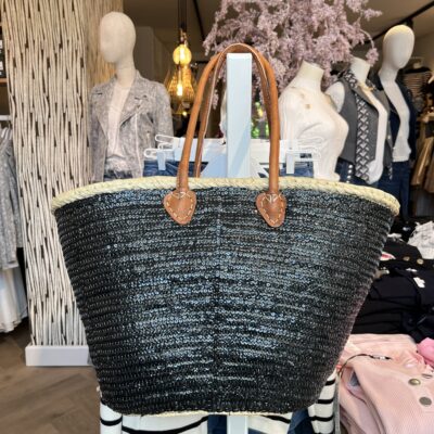 beach bag riet zwart Super gave rieten strandtas model boho Westmoodz collectie rieten strandtassen zijn hand-made gevlochten tassen van palmblad… de pailletten in allemaal vrolijke kleurtjes zijn er stuk voor stuk opgenaaid waardoor ze vast zitten aan het riet. De rieten strandtas is afgewerkt met extra lange hengsels, zodat deze makkelijk op de schouders kan worden gedragen. De hengsels zitten stevig aan de tas vast genaaid, waardoor het geen probleem is om lekker veel spullen/gewicht mee te nemen. Dat maakt ze heel handig en leuk als shopper…maar helemaal geweldig voor een dagje on the beach! De strandtas heeft een afsluitbare binnenvoering met tunnelkoord. Het strandtas op de foto is model boho Model boho heeft een open gevlochten rietrand Boho big size 55cm hoog – 65cm breed