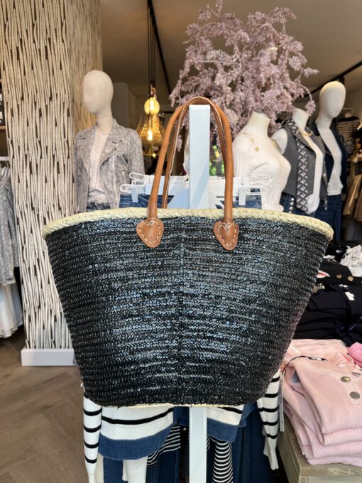 beach bag riet zwart Super gave rieten strandtas model boho Westmoodz collectie rieten strandtassen zijn hand-made gevlochten tassen van palmblad… de pailletten in allemaal vrolijke kleurtjes zijn er stuk voor stuk opgenaaid waardoor ze vast zitten aan het riet. De rieten strandtas is afgewerkt met extra lange hengsels, zodat deze makkelijk op de schouders kan worden gedragen. De hengsels zitten stevig aan de tas vast genaaid, waardoor het geen probleem is om lekker veel spullen/gewicht mee te nemen. Dat maakt ze heel handig en leuk als shopper…maar helemaal geweldig voor een dagje on the beach! De strandtas heeft een afsluitbare binnenvoering met tunnelkoord. Het strandtas op de foto is model boho Model boho heeft een open gevlochten rietrand Boho big size 55cm hoog – 65cm breed