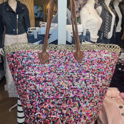 riet multi 39,95 Super gave rieten strandtas model boho Westmoodz collectie rieten strandtassen zijn hand-made gevlochten tassen van palmblad… de pailletten in allemaal vrolijke kleurtjes zijn er stuk voor stuk opgenaaid waardoor ze vast zitten aan het riet. De rieten strandtas is afgewerkt met extra lange hengsels, zodat deze makkelijk op de schouders kan worden gedragen. De hengsels zitten stevig aan de tas vast genaaid, waardoor het geen probleem is om lekker veel spullen/gewicht mee te nemen. Dat maakt ze heel handig en leuk als shopper…maar helemaal geweldig voor een dagje on the beach! De strandtas heeft een afsluitbare binnenvoering met tunnelkoord. Het strandtas op de foto is model boho Model boho heeft een open gevlochten rietrand Boho big size 55cm hoog – 65cm breed