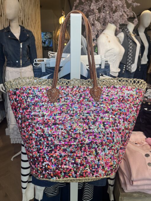 riet multi 39,95 Super gave rieten strandtas model boho Westmoodz collectie rieten strandtassen zijn hand-made gevlochten tassen van palmblad… de pailletten in allemaal vrolijke kleurtjes zijn er stuk voor stuk opgenaaid waardoor ze vast zitten aan het riet. De rieten strandtas is afgewerkt met extra lange hengsels, zodat deze makkelijk op de schouders kan worden gedragen. De hengsels zitten stevig aan de tas vast genaaid, waardoor het geen probleem is om lekker veel spullen/gewicht mee te nemen. Dat maakt ze heel handig en leuk als shopper…maar helemaal geweldig voor een dagje on the beach! De strandtas heeft een afsluitbare binnenvoering met tunnelkoord. Het strandtas op de foto is model boho Model boho heeft een open gevlochten rietrand Boho big size 55cm hoog – 65cm breed