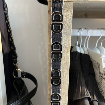 strechriem  Dior look Onze stijlvolle stretchriem met schakels, geïnspireerd door de iconische stijlen van Gucci, Chanel en Hermès. Deze riem combineert mode en functionaliteit, Het is one-size strech van mt 34™42 waardoor je altijd verzekerd bent van de perfecte pasvorm. Dankzij de elastische band die zich moeiteloos aanpast aan je taille, hoef je je nooit meer zorgen te maken over de maat.- **Elastisch En Aanpasbaar:** De hoogwaardige elastische band zorgt voor een comfortabele en flexibele pasvorm, geschikt voor elke gelegenheid.- **Stijlvolle Schakels:** De unieke schakels geven een luxe uitstraling en maken deze riem tot het perfecte accessoire voor elke outfit.- **Kleurvariaties:** Beschikbaar in diverse kleuren, zodat je altijd een stijl kunt kiezen die bij jouw persoonlijke smaak en look past.- **Veelzijdig Gebruik:** Perfect voor zowel casual als formele outfits, en een ideale aanvulling voor zowel je dagelijkse garderobe als speciale gelegenheden.Voeg een vleugje luxe toe aan je look met onze stretchriem met schakels – de ideale mix van comfort en stijl!