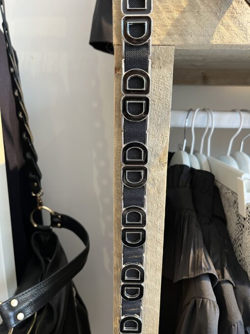 strechriem  Dior look Onze stijlvolle stretchriem met schakels, geïnspireerd door de iconische stijlen van Gucci, Chanel en Hermès. Deze riem combineert mode en functionaliteit, Het is one-size strech van mt 34™42 waardoor je altijd verzekerd bent van de perfecte pasvorm. Dankzij de elastische band die zich moeiteloos aanpast aan je taille, hoef je je nooit meer zorgen te maken over de maat.- **Elastisch En Aanpasbaar:** De hoogwaardige elastische band zorgt voor een comfortabele en flexibele pasvorm, geschikt voor elke gelegenheid.- **Stijlvolle Schakels:** De unieke schakels geven een luxe uitstraling en maken deze riem tot het perfecte accessoire voor elke outfit.- **Kleurvariaties:** Beschikbaar in diverse kleuren, zodat je altijd een stijl kunt kiezen die bij jouw persoonlijke smaak en look past.- **Veelzijdig Gebruik:** Perfect voor zowel casual als formele outfits, en een ideale aanvulling voor zowel je dagelijkse garderobe als speciale gelegenheden.Voeg een vleugje luxe toe aan je look met onze stretchriem met schakels – de ideale mix van comfort en stijl!