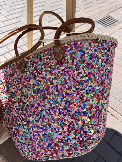 tas riet 39,95 Super gave rieten strandtas model boho Westmoodz collectie rieten strandtassen zijn hand-made gevlochten tassen van palmblad… de pailletten in allemaal vrolijke kleurtjes zijn er stuk voor stuk opgenaaid waardoor ze vast zitten aan het riet. De rieten strandtas is afgewerkt met extra lange hengsels, zodat deze makkelijk op de schouders kan worden gedragen. De hengsels zitten stevig aan de tas vast genaaid, waardoor het geen probleem is om lekker veel spullen/gewicht mee te nemen. Dat maakt ze heel handig en leuk als shopper…maar helemaal geweldig voor een dagje on the beach! De strandtas heeft een afsluitbare binnenvoering met tunnelkoord. Het strandtas op de foto is model boho Model boho heeft een open gevlochten rietrand Boho big size 55cm hoog – 65cm breed