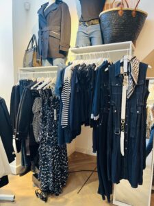 beach bag riet zwart Super gave rieten strandtas model boho Westmoodz collectie rieten strandtassen zijn hand-made gevlochten tassen van palmblad… de pailletten in allemaal vrolijke kleurtjes zijn er stuk voor stuk opgenaaid waardoor ze vast zitten aan het riet. De rieten strandtas is afgewerkt met extra lange hengsels, zodat deze makkelijk op de schouders kan worden gedragen. De hengsels zitten stevig aan de tas vast genaaid, waardoor het geen probleem is om lekker veel spullen/gewicht mee te nemen. Dat maakt ze heel handig en leuk als shopper…maar helemaal geweldig voor een dagje on the beach! De strandtas heeft een afsluitbare binnenvoering met tunnelkoord. Het strandtas op de foto is model boho Model boho heeft een open gevlochten rietrand Boho big size 55cm hoog – 65cm breed