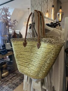 tas riet goud 39,95 Super gave rieten strandtas model boho Westmoodz collectie rieten strandtassen zijn hand-made gevlochten tassen van palmblad… de pailletten in allemaal vrolijke kleurtjes zijn er stuk voor stuk opgenaaid waardoor ze vast zitten aan het riet. De rieten strandtas is afgewerkt met extra lange hengsels, zodat deze makkelijk op de schouders kan worden gedragen. De hengsels zitten stevig aan de tas vast genaaid, waardoor het geen probleem is om lekker veel spullen/gewicht mee te nemen. Dat maakt ze heel handig en leuk als shopper…maar helemaal geweldig voor een dagje on the beach! De strandtas heeft een afsluitbare binnenvoering met tunnelkoord.