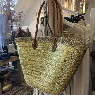 tas riet goud 39,95 Super gave rieten strandtas model boho Westmoodz collectie rieten strandtassen zijn hand-made gevlochten tassen van palmblad… de pailletten in allemaal vrolijke kleurtjes zijn er stuk voor stuk opgenaaid waardoor ze vast zitten aan het riet. De rieten strandtas is afgewerkt met extra lange hengsels, zodat deze makkelijk op de schouders kan worden gedragen. De hengsels zitten stevig aan de tas vast genaaid, waardoor het geen probleem is om lekker veel spullen/gewicht mee te nemen. Dat maakt ze heel handig en leuk als shopper…maar helemaal geweldig voor een dagje on the beach! De strandtas heeft een afsluitbare binnenvoering met tunnelkoord.