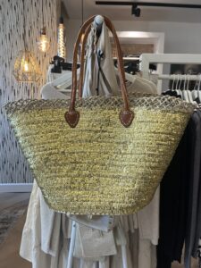 tas riet goud 39,95 Super gave rieten strandtas model boho Westmoodz collectie rieten strandtassen zijn hand-made gevlochten tassen van palmblad… de pailletten in allemaal vrolijke kleurtjes zijn er stuk voor stuk opgenaaid waardoor ze vast zitten aan het riet. De rieten strandtas is afgewerkt met extra lange hengsels, zodat deze makkelijk op de schouders kan worden gedragen. De hengsels zitten stevig aan de tas vast genaaid, waardoor het geen probleem is om lekker veel spullen/gewicht mee te nemen. Dat maakt ze heel handig en leuk als shopper…maar helemaal geweldig voor een dagje on the beach! De strandtas heeft een afsluitbare binnenvoering met tunnelkoord.