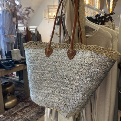 riet zilver 39,95 Super gave rieten strandtas model boho Westmoodz collectie rieten strandtassen zijn hand-made gevlochten tassen van palmblad… de pailletten in allemaal vrolijke kleurtjes zijn er stuk voor stuk opgenaaid waardoor ze vast zitten aan het riet. De rieten strandtas is afgewerkt met extra lange hengsels, zodat deze makkelijk op de schouders kan worden gedragen. De hengsels zitten stevig aan de tas vast genaaid, waardoor het geen probleem is om lekker veel spullen/gewicht mee te nemen. Dat maakt ze heel handig en leuk als shopper…maar helemaal geweldig voor een dagje on the beach! De strandtas heeft een afsluitbare binnenvoering met tunnelkoord.