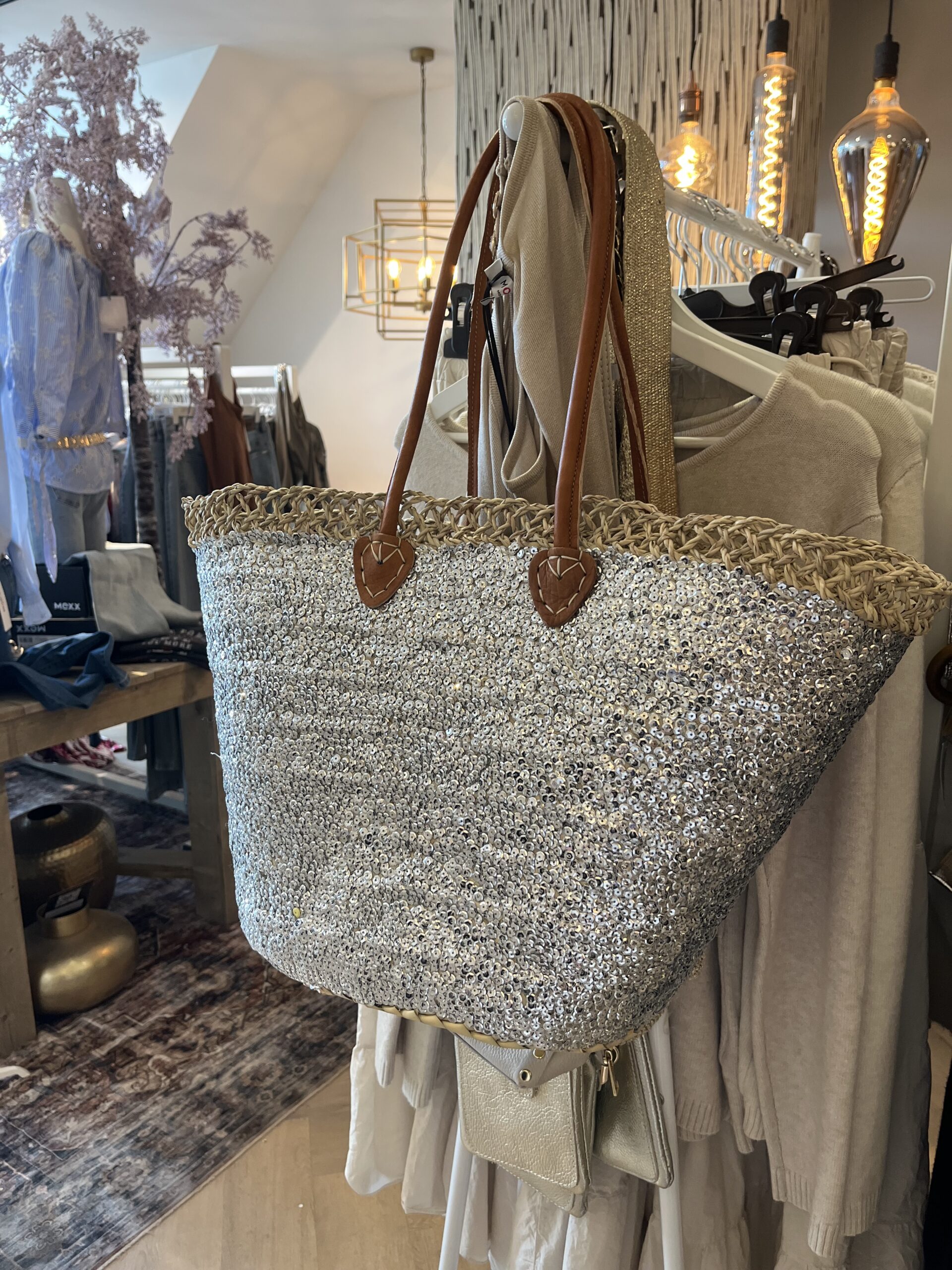 riet zilver 39,95 Super gave rieten strandtas model boho Westmoodz collectie rieten strandtassen zijn hand-made gevlochten tassen van palmblad… de pailletten in allemaal vrolijke kleurtjes zijn er stuk voor stuk opgenaaid waardoor ze vast zitten aan het riet. De rieten strandtas is afgewerkt met extra lange hengsels, zodat deze makkelijk op de schouders kan worden gedragen. De hengsels zitten stevig aan de tas vast genaaid, waardoor het geen probleem is om lekker veel spullen/gewicht mee te nemen. Dat maakt ze heel handig en leuk als shopper…maar helemaal geweldig voor een dagje on the beach! De strandtas heeft een afsluitbare binnenvoering met tunnelkoord.