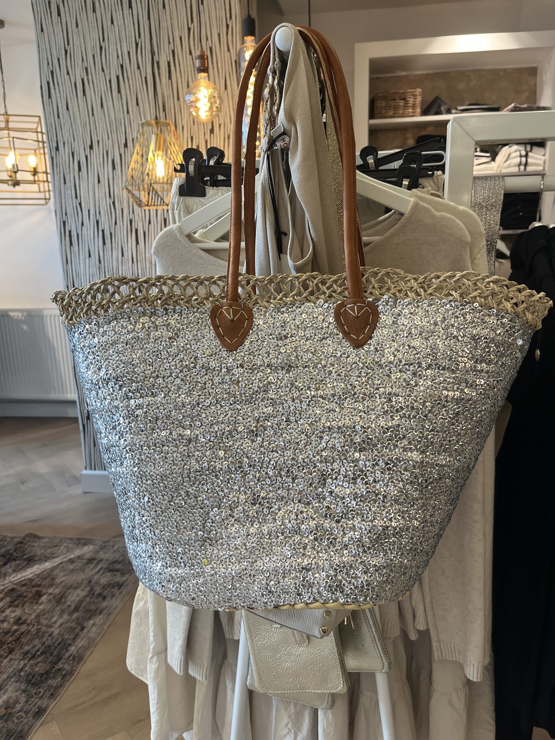 riet zilver 39,95 Super gave rieten strandtas model boho Westmoodz collectie rieten strandtassen zijn hand-made gevlochten tassen van palmblad… de pailletten in allemaal vrolijke kleurtjes zijn er stuk voor stuk opgenaaid waardoor ze vast zitten aan het riet. De rieten strandtas is afgewerkt met extra lange hengsels, zodat deze makkelijk op de schouders kan worden gedragen. De hengsels zitten stevig aan de tas vast genaaid, waardoor het geen probleem is om lekker veel spullen/gewicht mee te nemen. Dat maakt ze heel handig en leuk als shopper…maar helemaal geweldig voor een dagje on the beach! De strandtas heeft een afsluitbare binnenvoering met tunnelkoord.