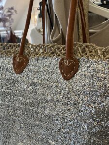 riet zilver 39,95 Super gave rieten strandtas model boho Westmoodz collectie rieten strandtassen zijn hand-made gevlochten tassen van palmblad… de pailletten in allemaal vrolijke kleurtjes zijn er stuk voor stuk opgenaaid waardoor ze vast zitten aan het riet. De rieten strandtas is afgewerkt met extra lange hengsels, zodat deze makkelijk op de schouders kan worden gedragen. De hengsels zitten stevig aan de tas vast genaaid, waardoor het geen probleem is om lekker veel spullen/gewicht mee te nemen. Dat maakt ze heel handig en leuk als shopper…maar helemaal geweldig voor een dagje on the beach! De strandtas heeft een afsluitbare binnenvoering met tunnelkoord.
