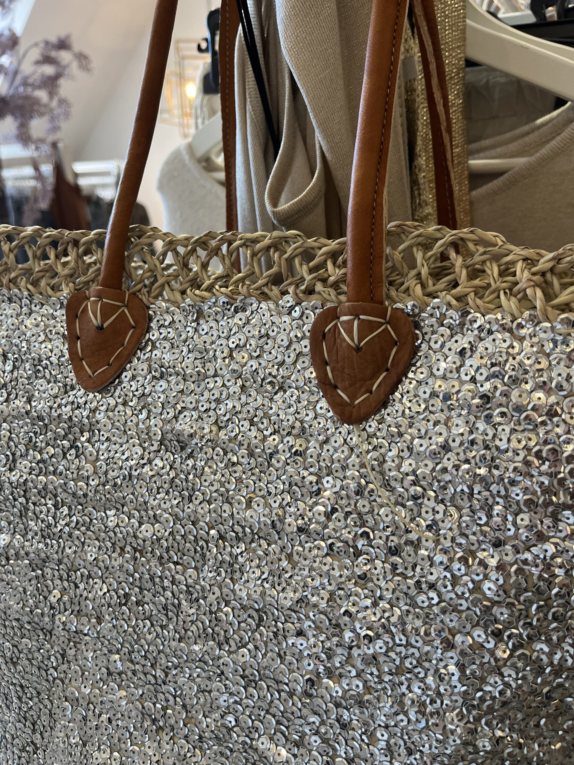 riet zilver 39,95 Super gave rieten strandtas model boho Westmoodz collectie rieten strandtassen zijn hand-made gevlochten tassen van palmblad… de pailletten in allemaal vrolijke kleurtjes zijn er stuk voor stuk opgenaaid waardoor ze vast zitten aan het riet. De rieten strandtas is afgewerkt met extra lange hengsels, zodat deze makkelijk op de schouders kan worden gedragen. De hengsels zitten stevig aan de tas vast genaaid, waardoor het geen probleem is om lekker veel spullen/gewicht mee te nemen. Dat maakt ze heel handig en leuk als shopper…maar helemaal geweldig voor een dagje on the beach! De strandtas heeft een afsluitbare binnenvoering met tunnelkoord.