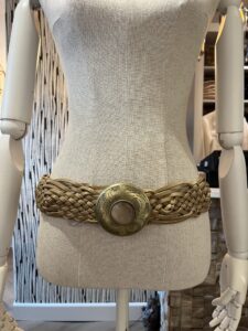 damesriem gevlochten ibiza taupe deze leuke riem heeft een mooie koperkleurige ronde gesp met gekleurde steen in het midden