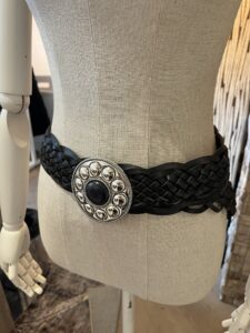 damesriem gevlochten ibiza zwart deze leuke riem heeft een mooie zilverkleurige ronde gesp met zwarte steen in het midden