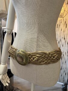 damesriem gevlochten ibiza taupe deze leuke riem heeft een mooie koperkleurige ronde gesp met gekleurde steen in het midden